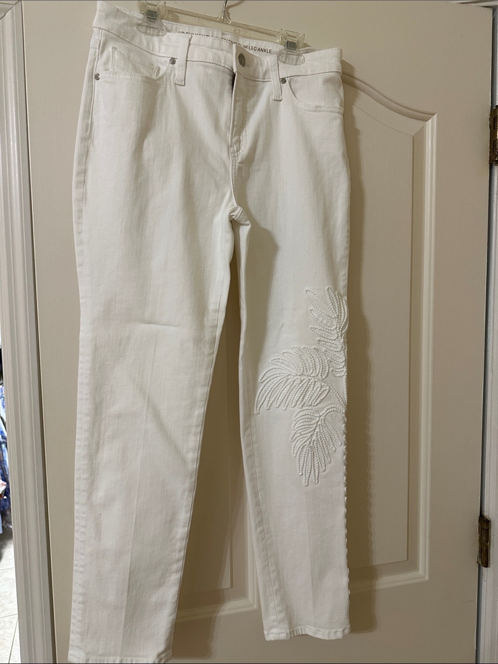Chico's White Cropped Jeans with Floral Embroidery